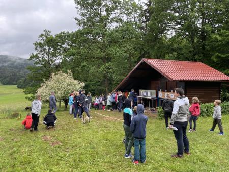 Štafetno vezanje vozlov na občinski orientaciji